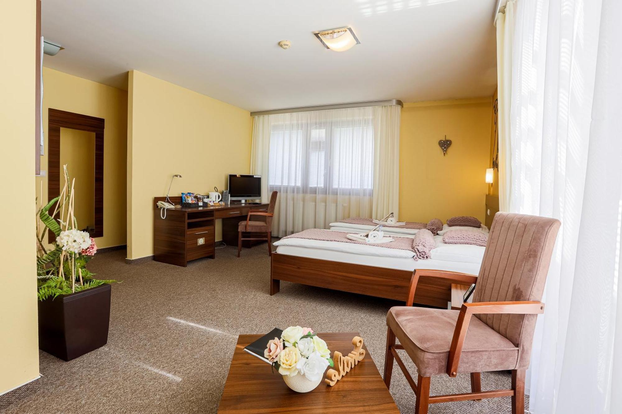 Grand Hotel Senica, Garni المظهر الخارجي الصورة